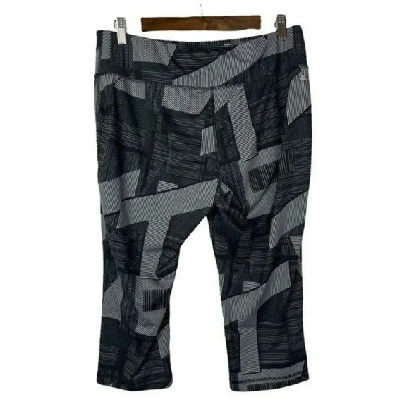 Danskin Gray & Black Geometric Cropped Capri Athletic Pants L - Picture 2 of 3